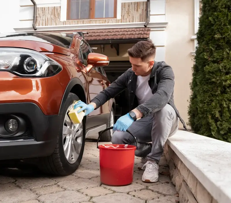 Lavage auto à domicile Marcilly-sur-Tille : professionnel intervenant sur un véhicule
